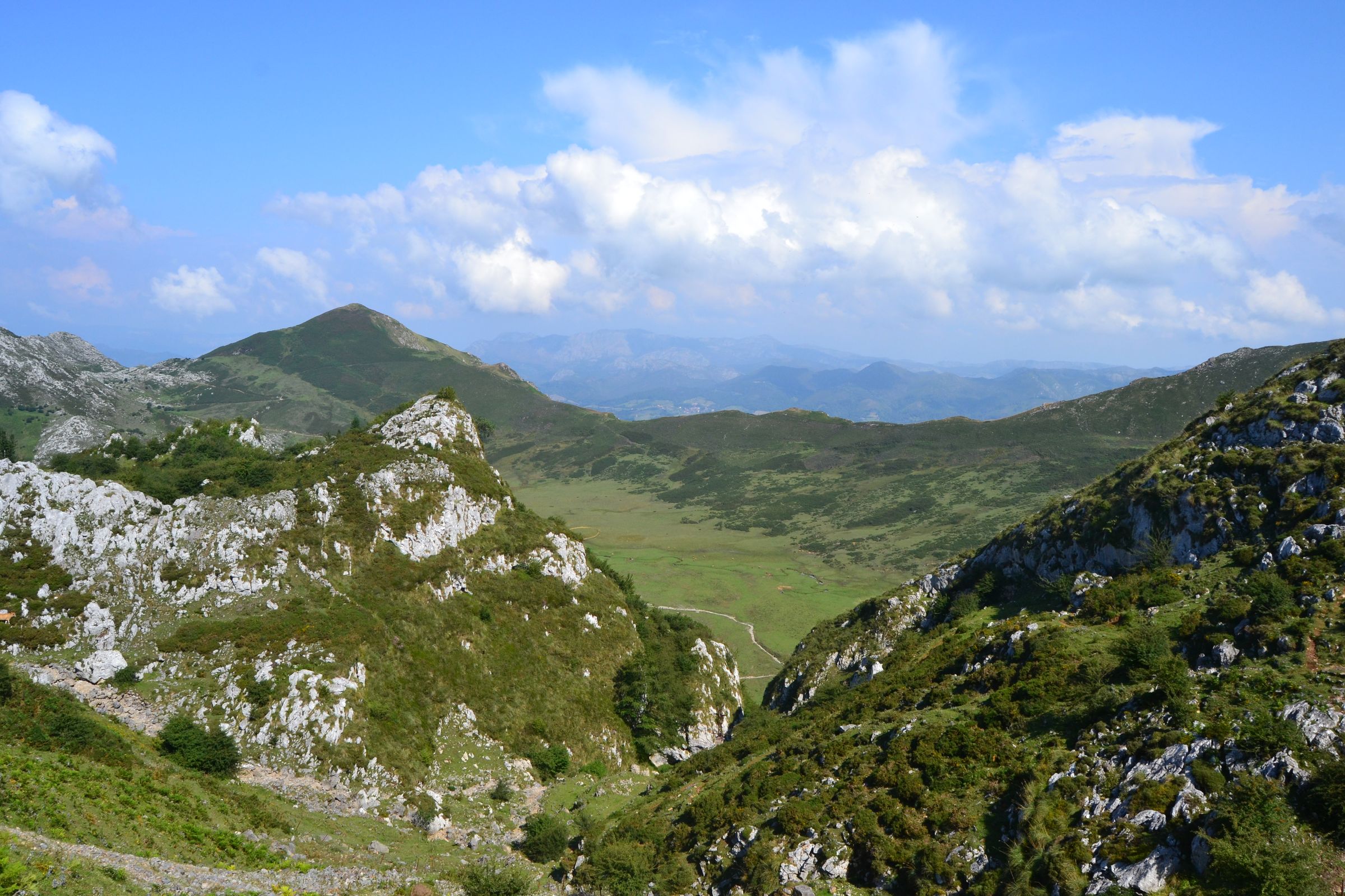Asturias (Gijón y el Valle del Nalón) — Los Picos, al fondo