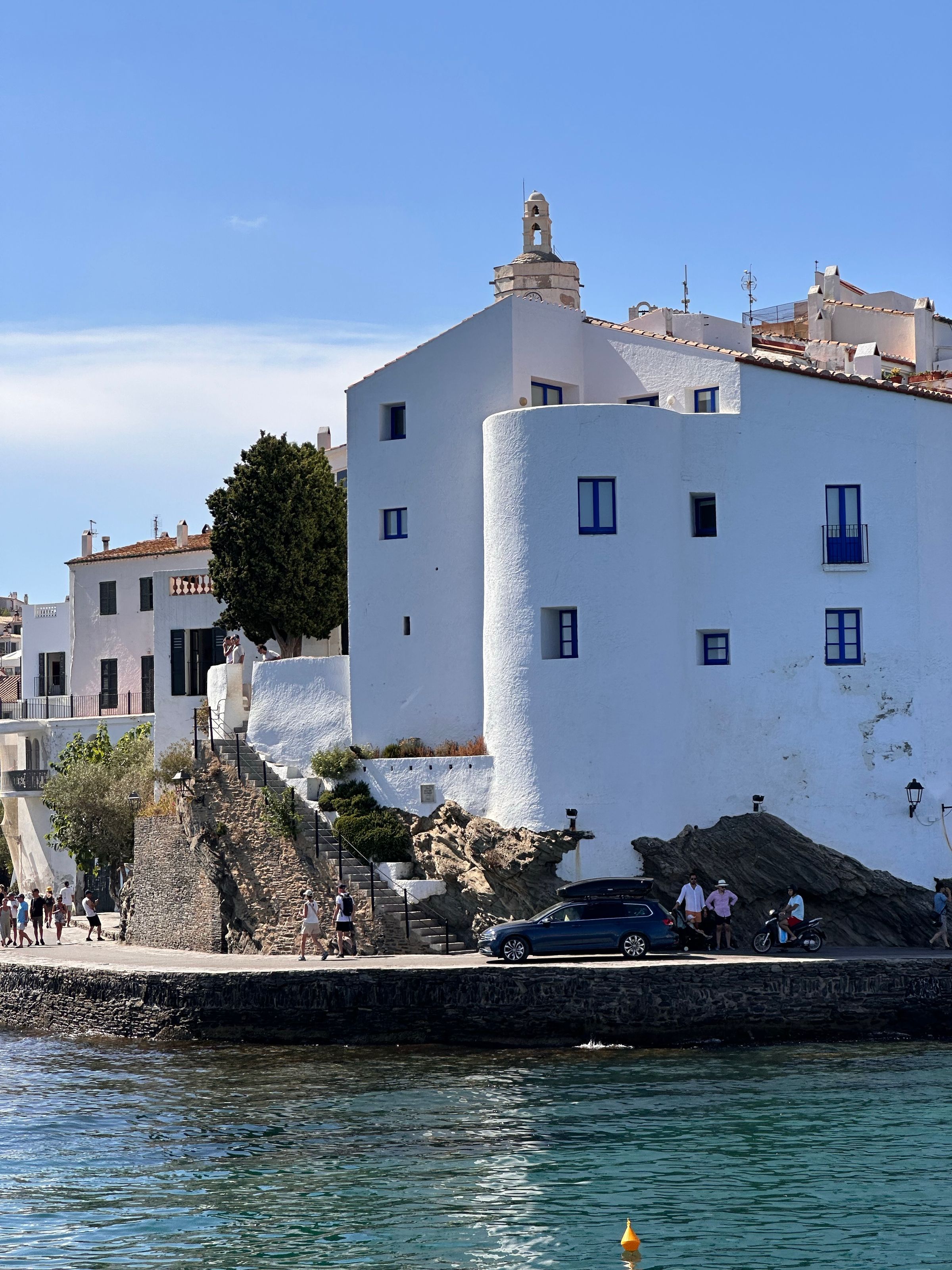 Cadaqués — Casas blancas sobre el agua
